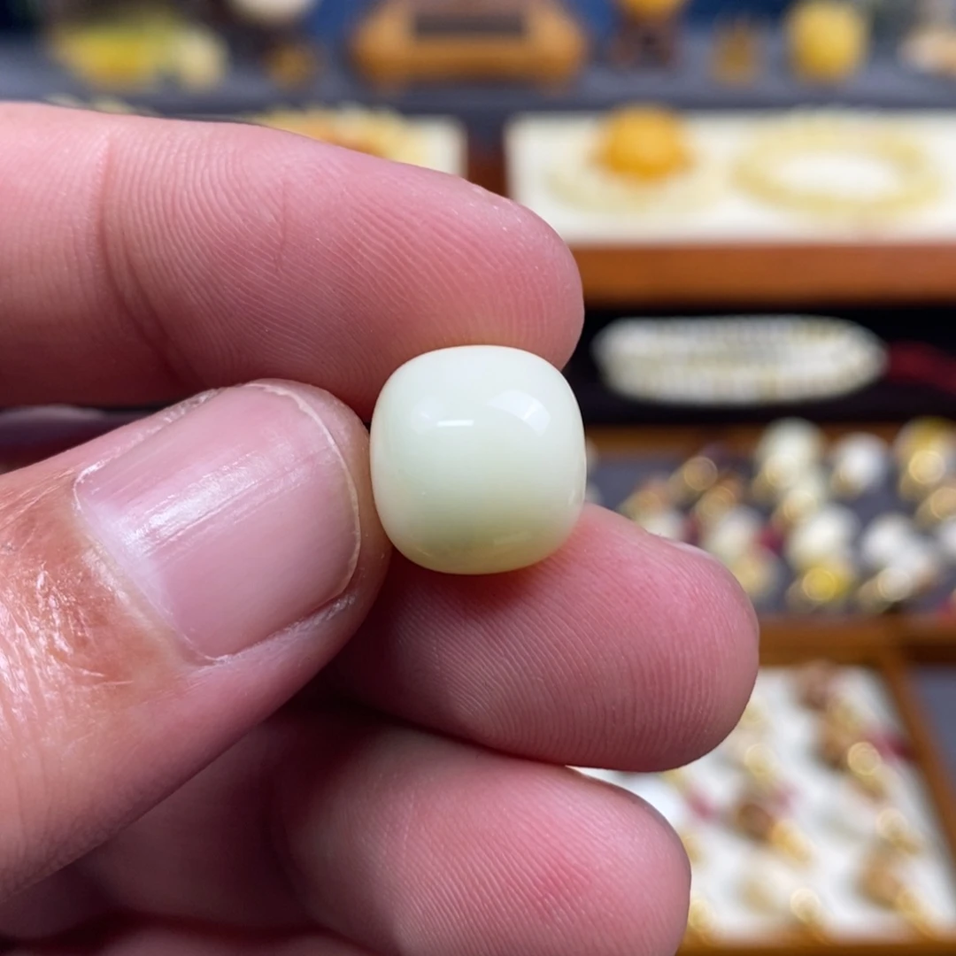 蜜蜡未镶嵌裸石配饰尺寸12.8