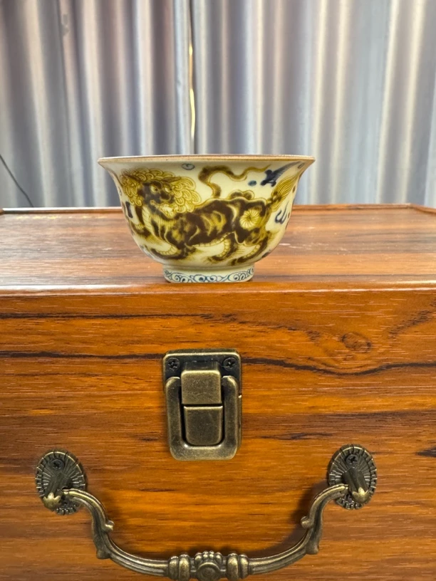 景德镇2号釉釉里金狮子小压手40cc