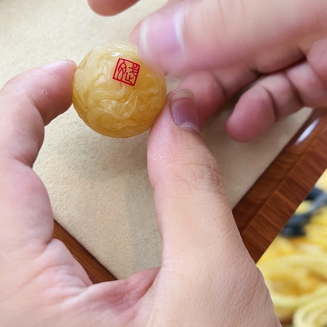 中***中蜜蜡未镶嵌珠宝奇石