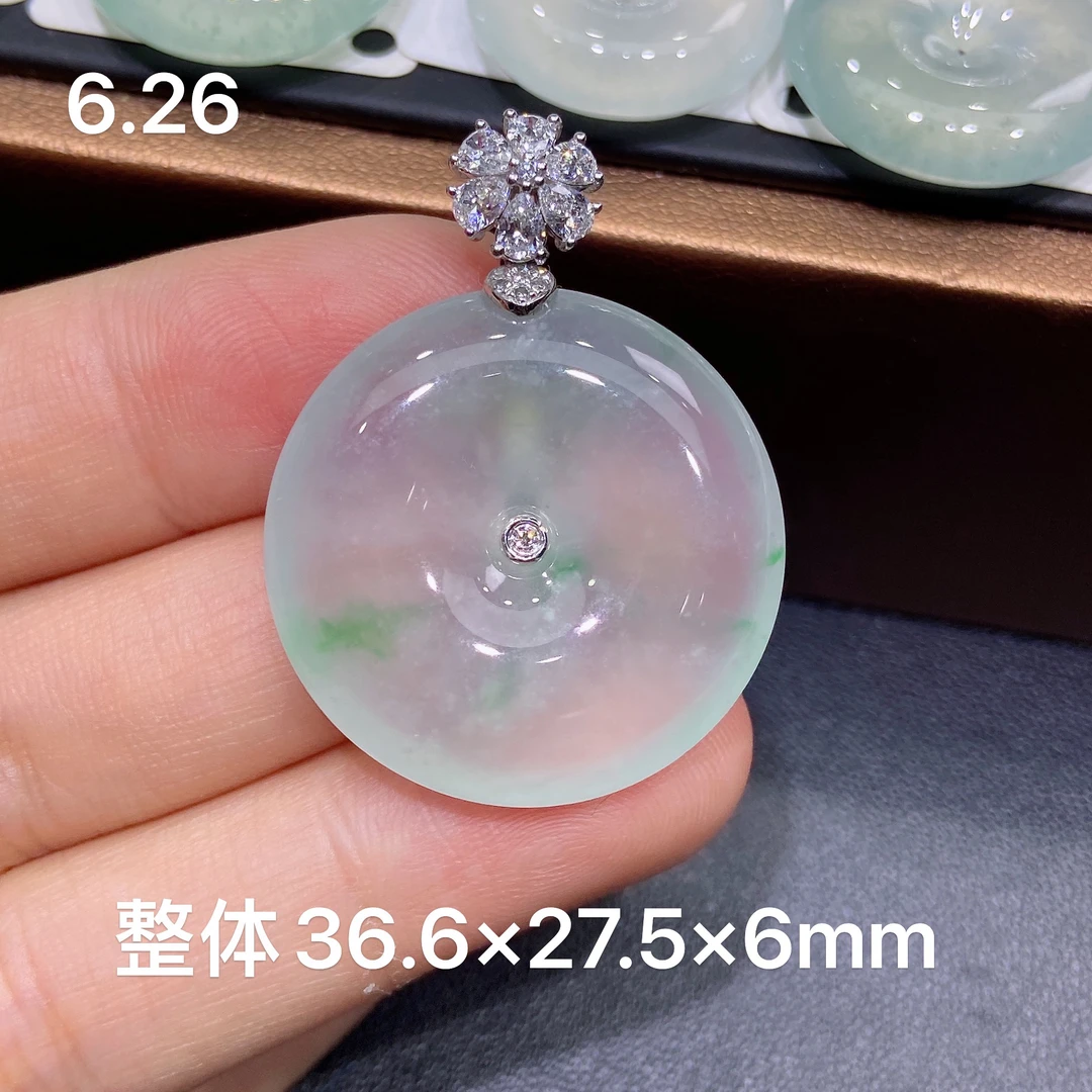 缅甸天然A货翡翠，18k金镶嵌高冰种飘金丝阳绿花平安扣吊坠。精美Z