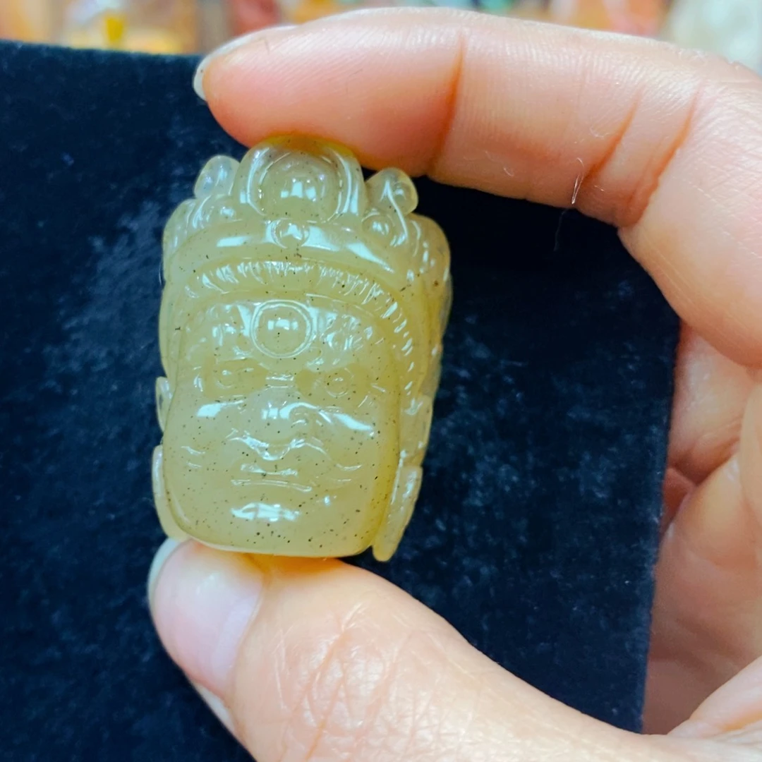 未镶嵌石英质玉（黄龙玉）颈饰