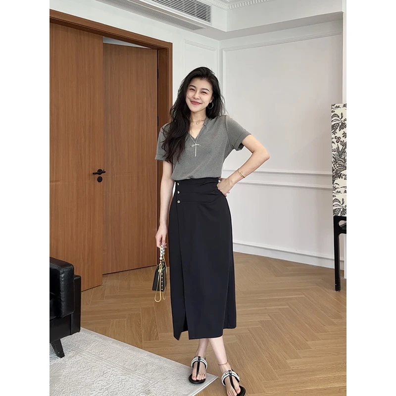 【现货】张阿星设计感项链小v领棉T+褶皱收腰半裙 W425A06878