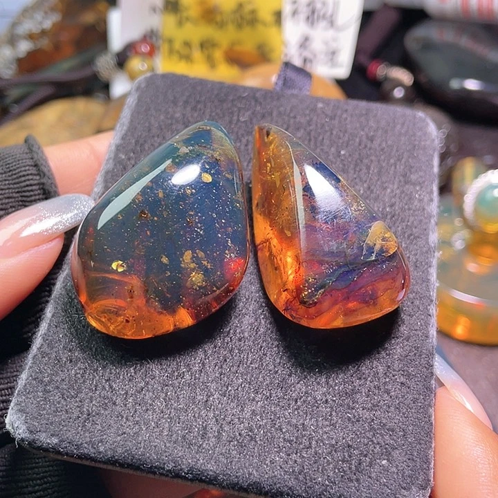 琥珀裸石未镶嵌。