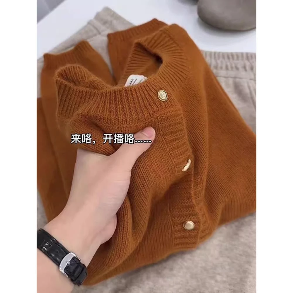 特大码2-300斤复古时髦纯色圆领针织毛衣女2025年秋季新舒适开衫