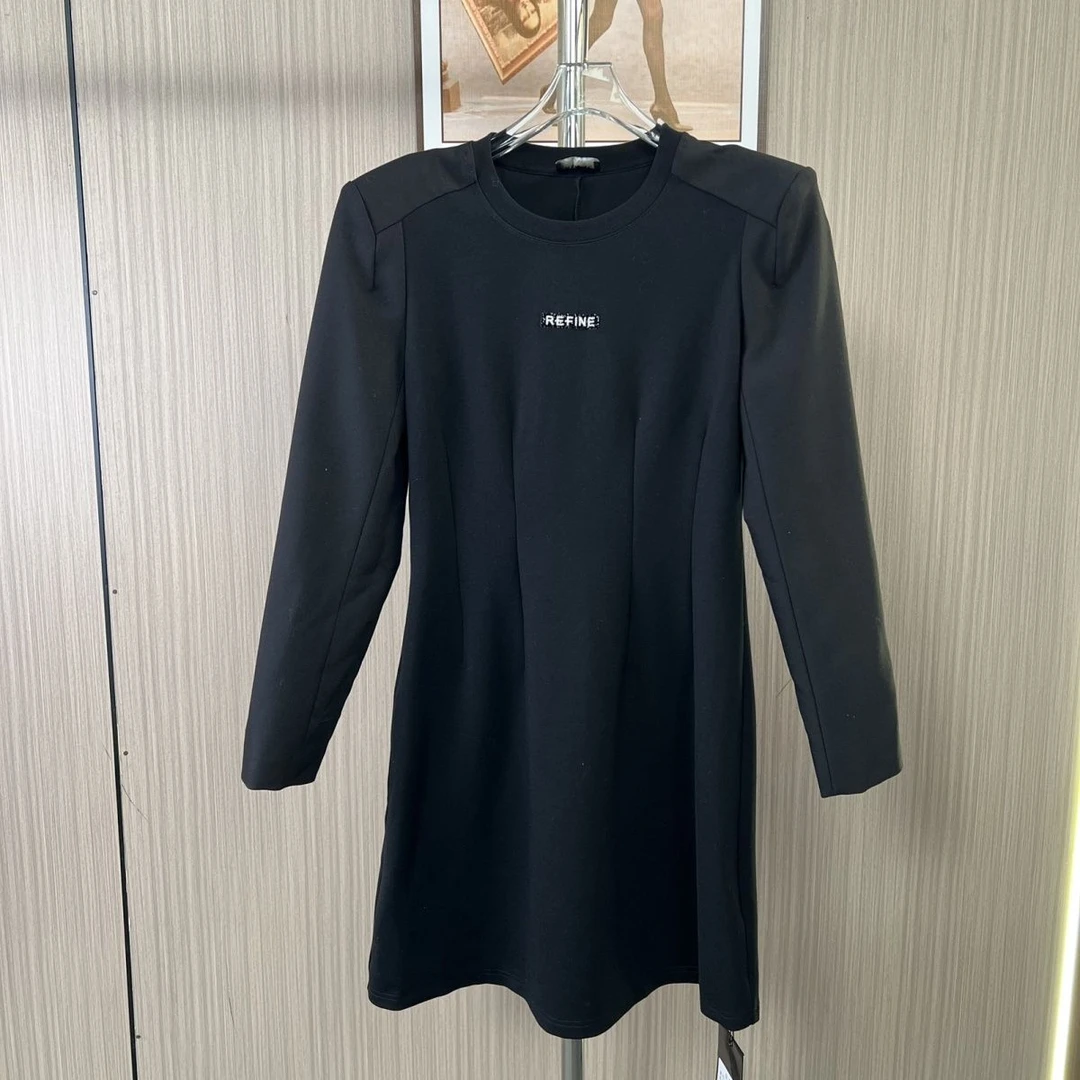 9009撤柜xxq秋冬新款长袖连衣裙裙子黑色收腰修身小黑裙简约圆领