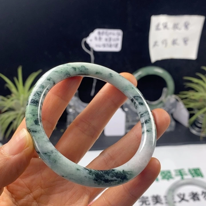 翡翠未镶嵌手镯17号。57圈
