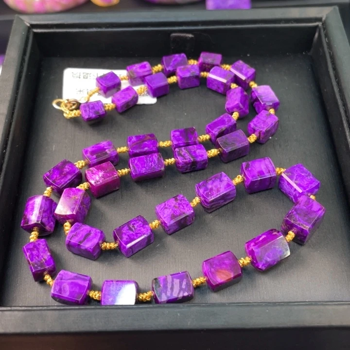 未镶嵌苏纪石（舒俱来）颈饰油画丝绒