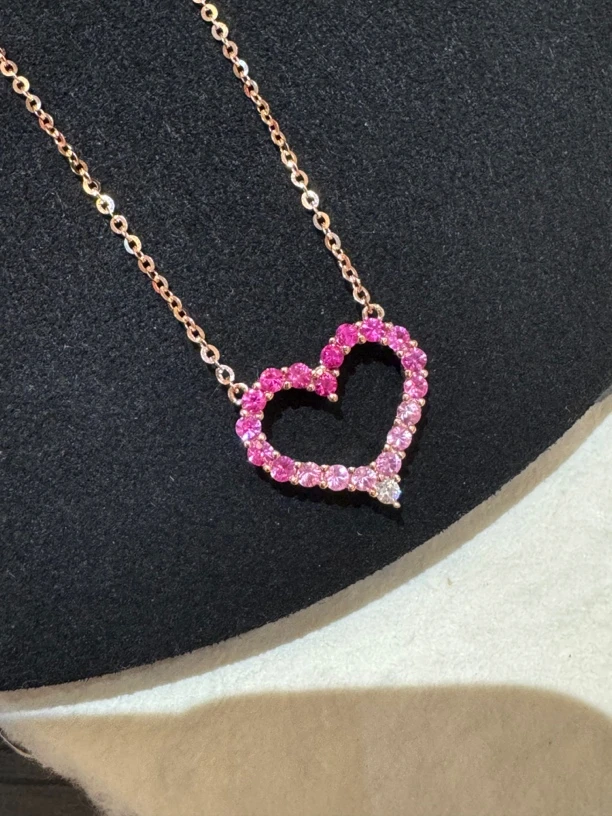 【车车珠宝】粉色蓝宝石爱心项链18k金镶嵌天然蓝宝石爱心项链