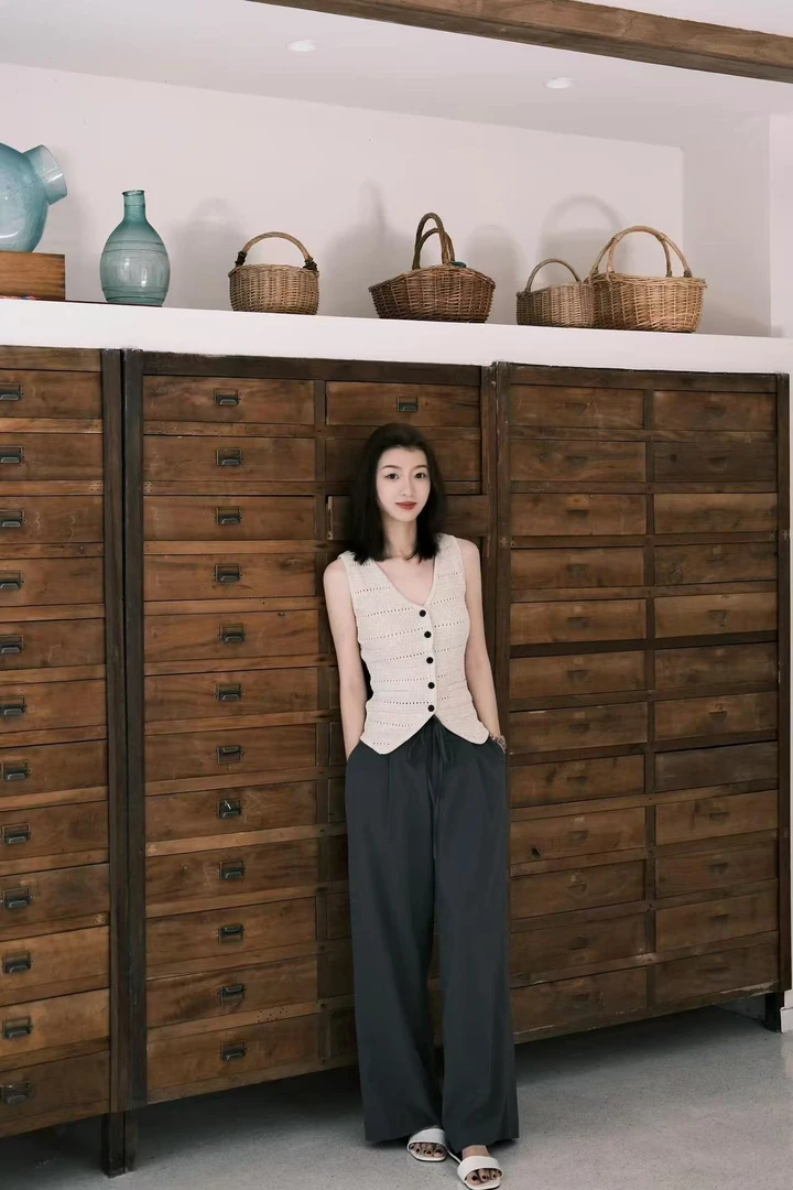 2025夏季新款日系休闲白色宽松背心女设计感显瘦上衣百搭半身裙