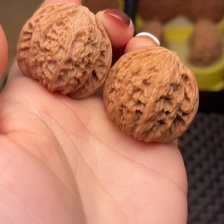 文玩核桃吊坠36山地红皮磨盘狮子头