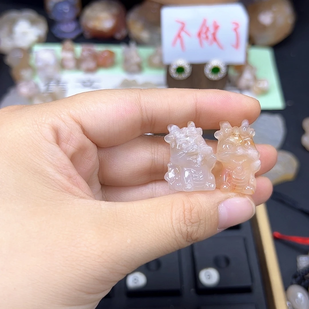 石英质玉未镶嵌吊坠(赠链)猫*拽