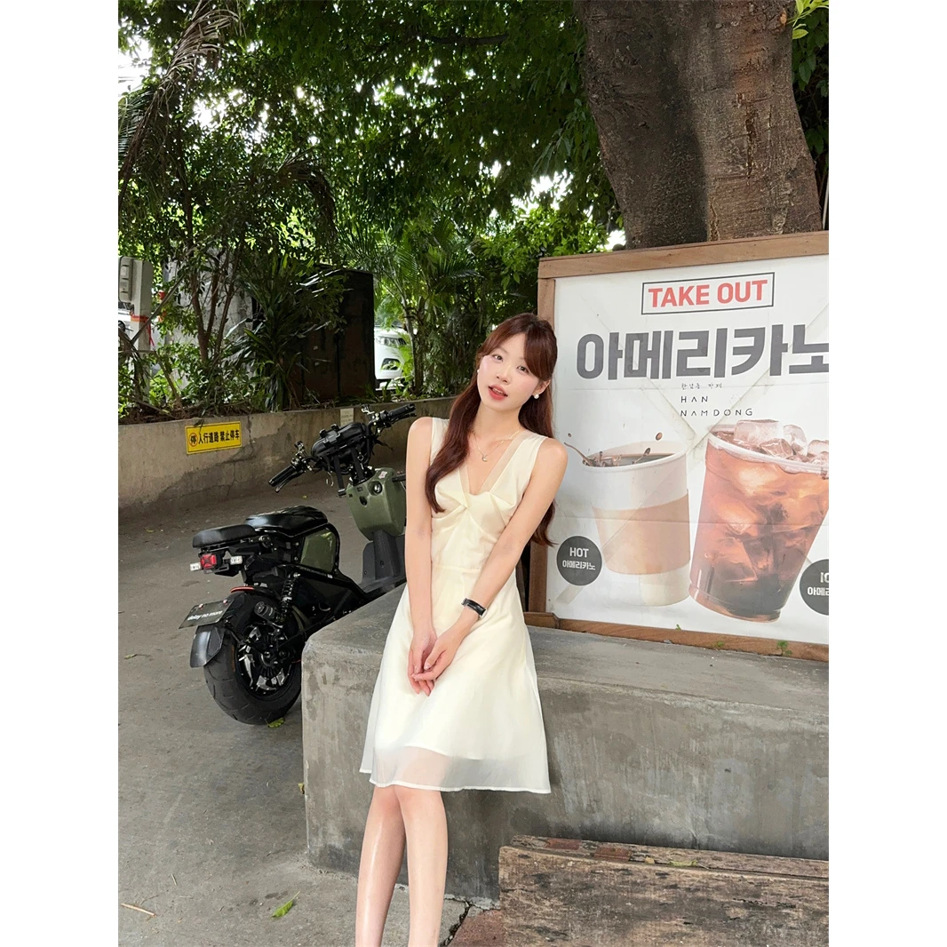 2025夏季新款法式复古收腰显瘦时尚气质百搭扭结V领背心连衣裙女