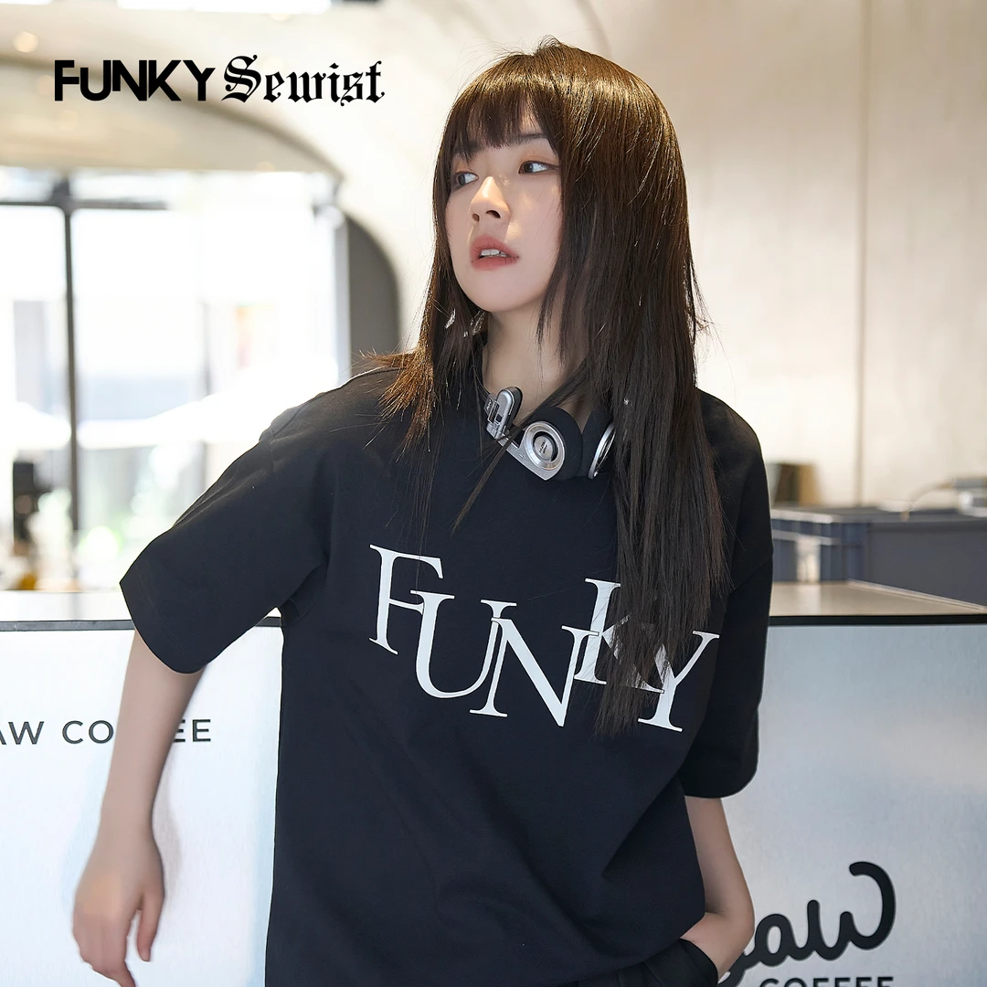 FUNKY SEWIST短袖圆领宽松型印花跳动俏皮字母印花短袖T恤