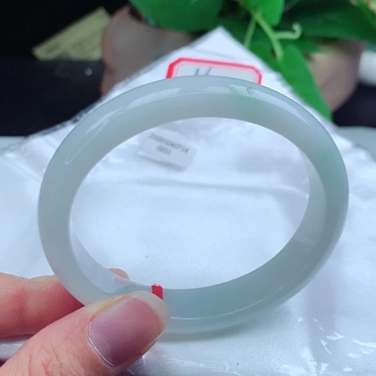 翡翠手镯未镶嵌       贵妃56 冰飘花