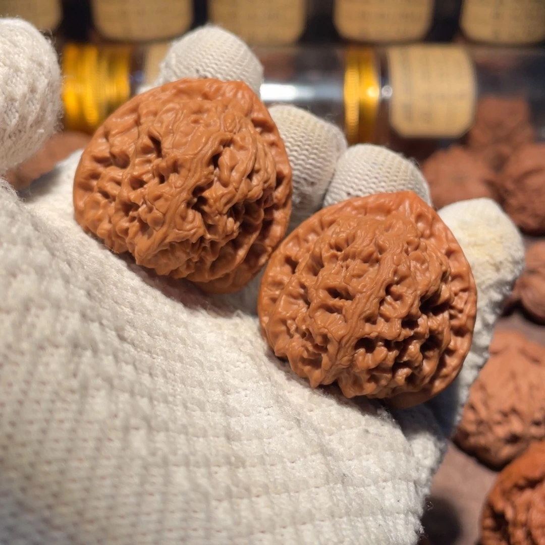 文玩核桃吊坠40三角白