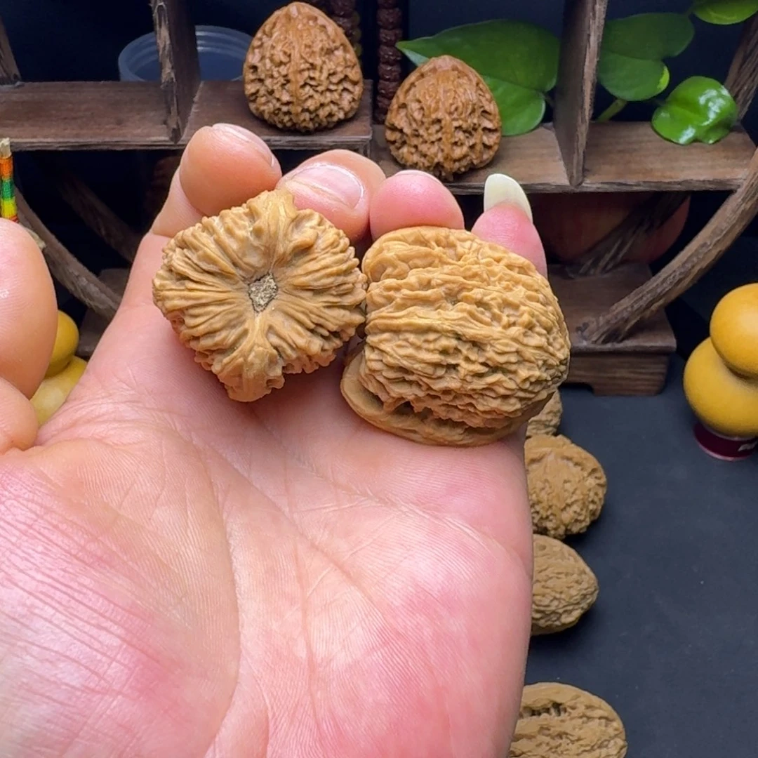 天***云文玩核桃南疆石凹底流水拉丝尺寸38