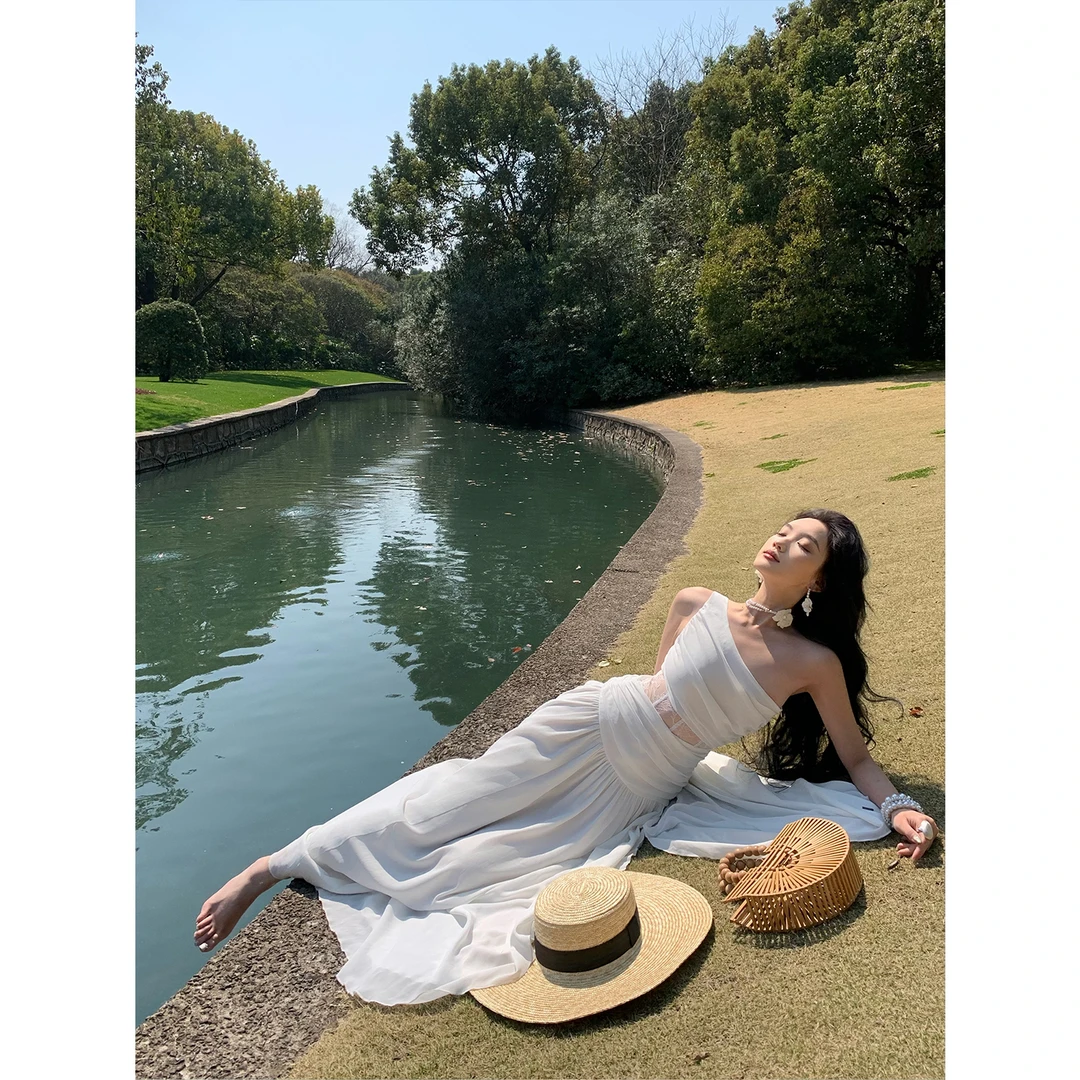【油画栀子】设计感辣妹气质斜肩蕾丝连衣裙女2025夏季新款显瘦长裙