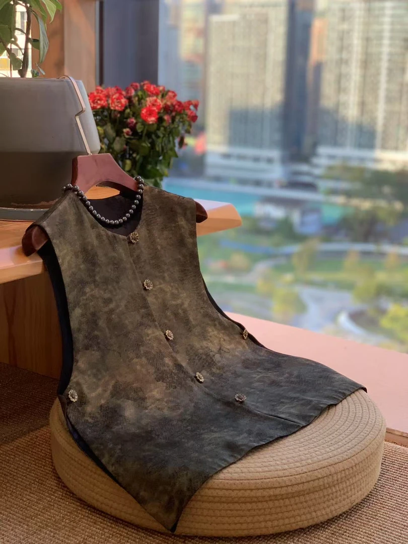 [王千千]【松鼠葡萄】 金色盘扣马甲2025春季新款国风复古中式马甲