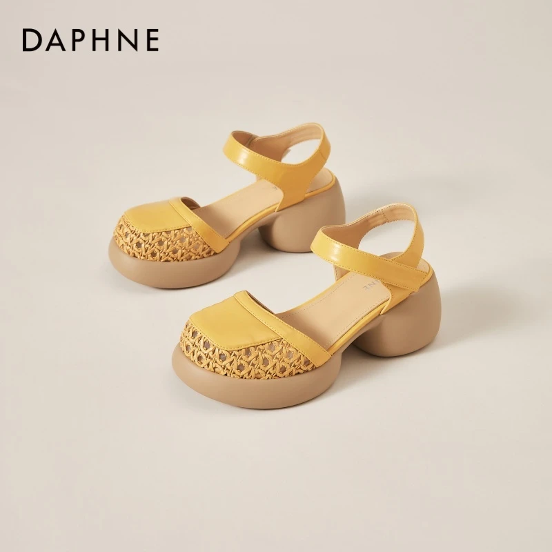 达芙妮女鞋7CM厚底包头凉鞋2025夏季新款一字扣罗马鞋高跟洞洞鞋