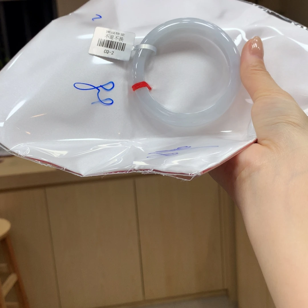 翡翠手镯未镶嵌不退不换