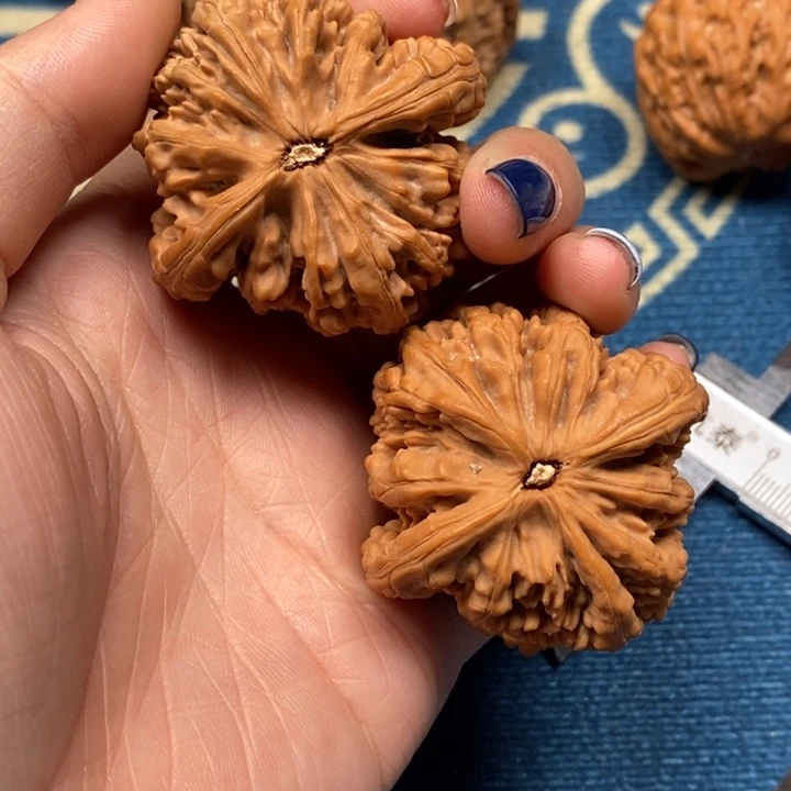 文玩核桃吊坠虎头王