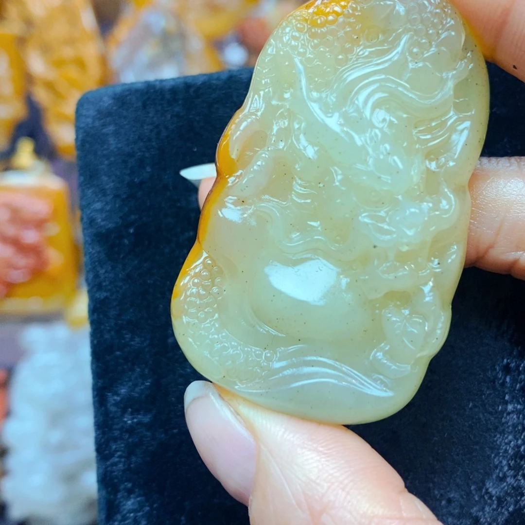未镶嵌石英质玉（黄龙玉）颈饰