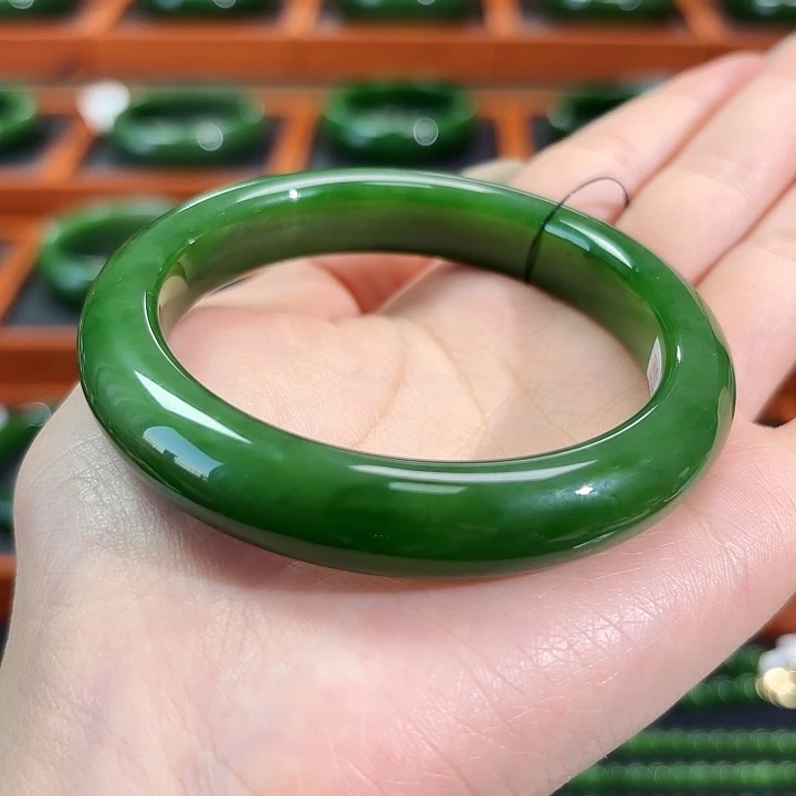 和田玉未镶嵌手镯辣绿带粉绿