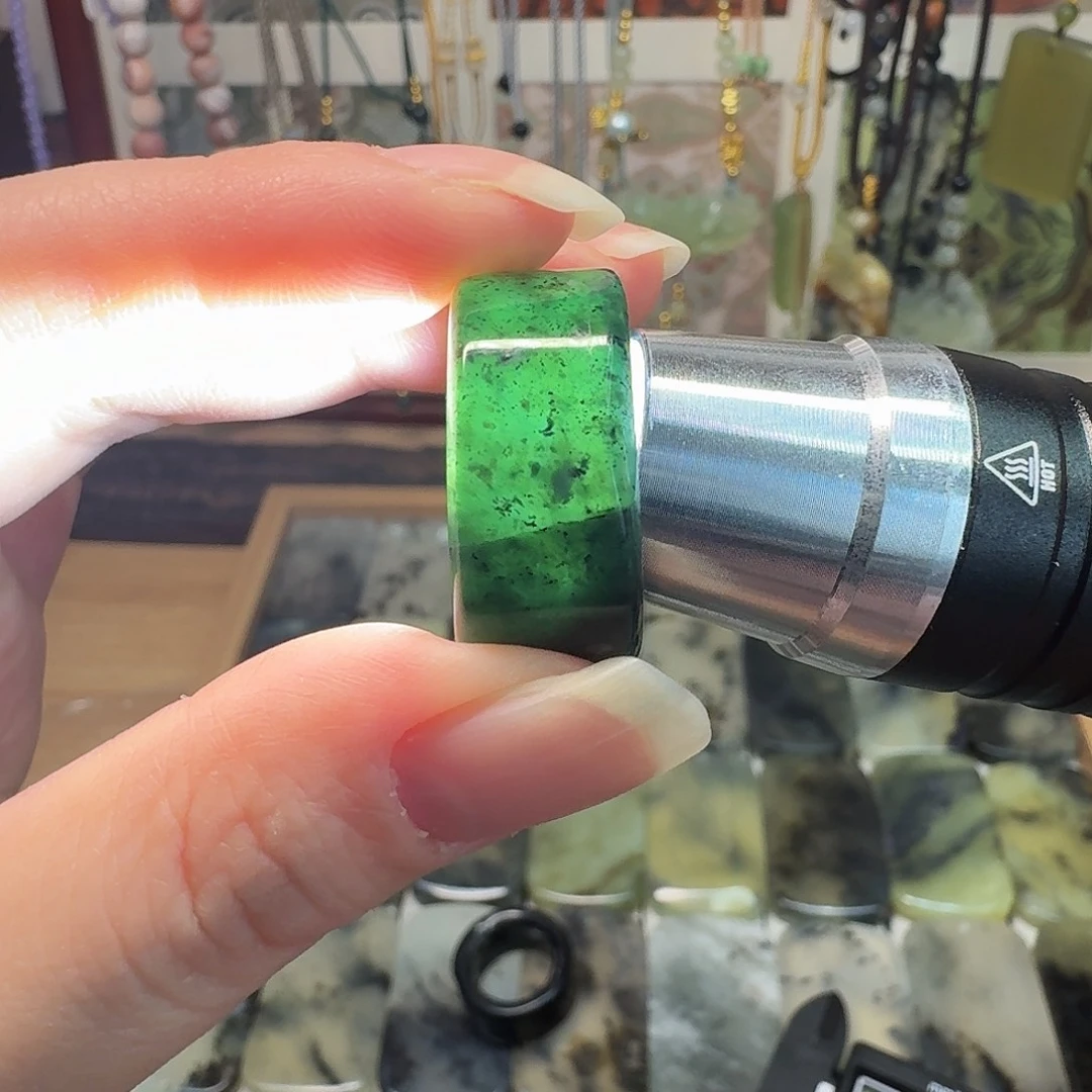 蛇纹石玉未镶嵌戒指卡12瑕疵裂