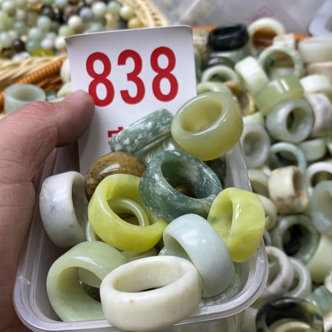 蛇纹石玉挂坠未镶嵌