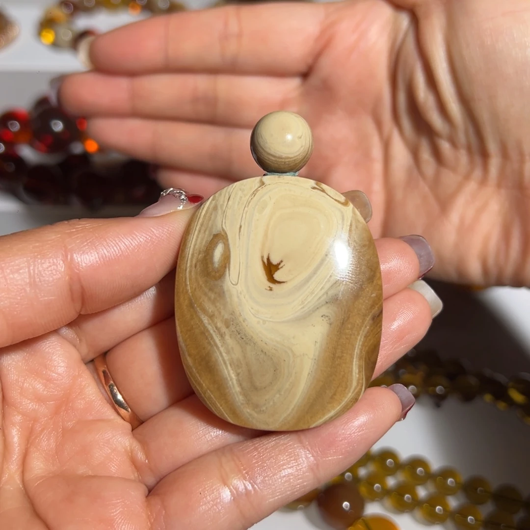 琥珀裸石未镶嵌瓷白牌子