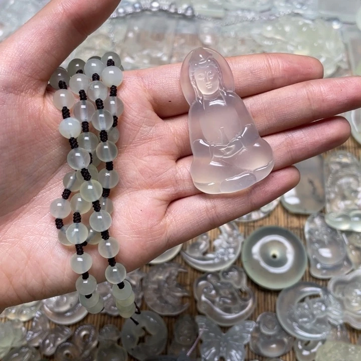 蛇纹石玉未镶嵌颈饰遛***女