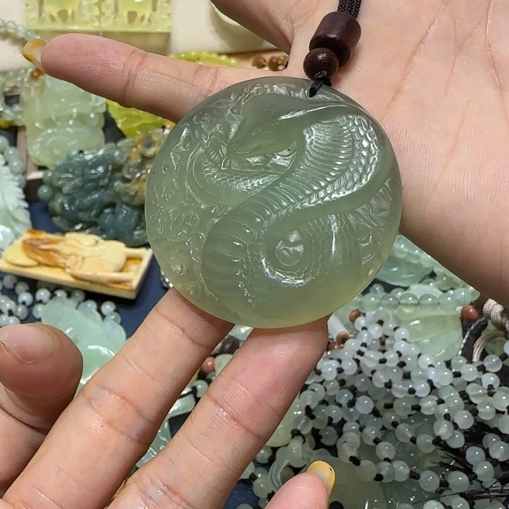 未镶嵌蛇纹石玉吊坠