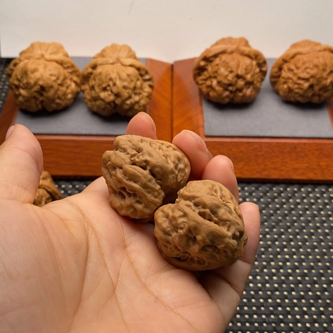 故***有文玩核桃把件三角边32左右