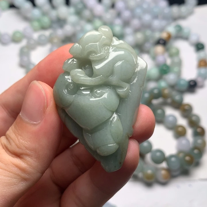 翡翠未镶嵌颈饰猴子2