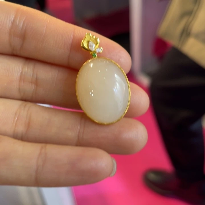 和田玉18K金镶嵌颈饰