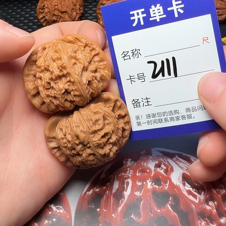 文玩核桃吊坠白狮子