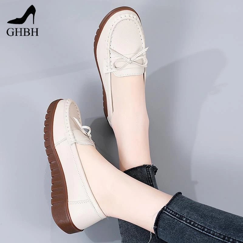 流行妈妈鞋春秋款软底轻便女士皮鞋中老年女鞋子一脚蹬乐福豆豆鞋