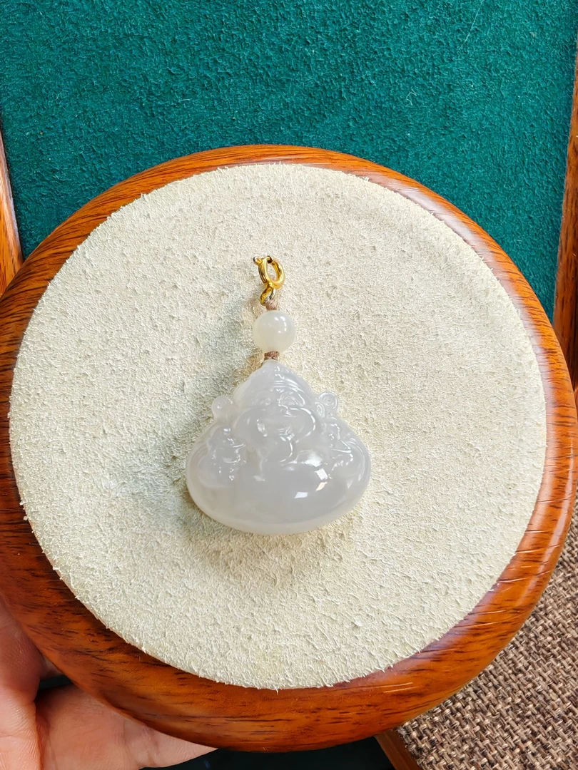 天然和田玉财神吊坠