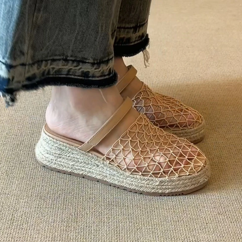 羊皮版~小个子度假风草编网面包头一字带坡跟厚底透气镂空凉拖