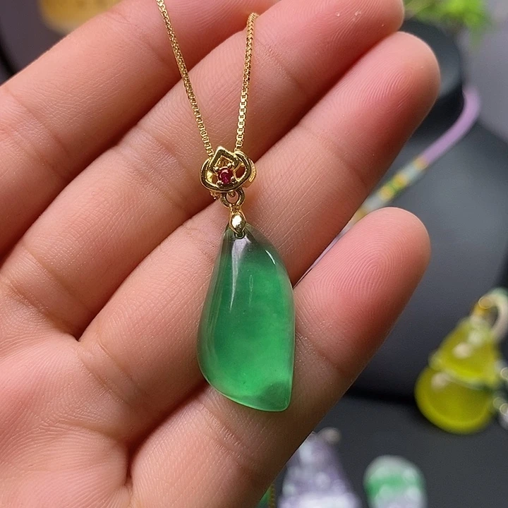 翡翠未镶嵌吊坠(赠链)