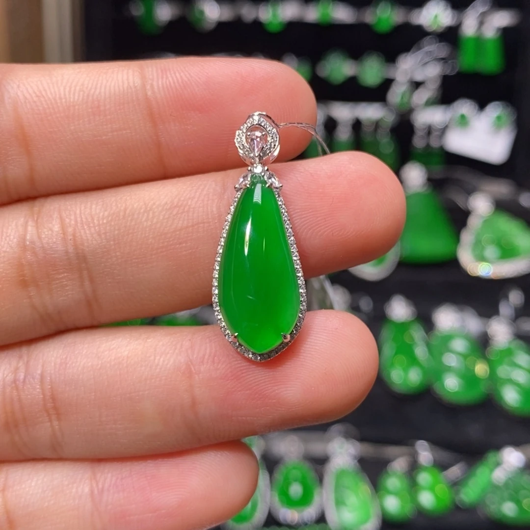 颈饰18K金镶嵌翡翠天然翡翠