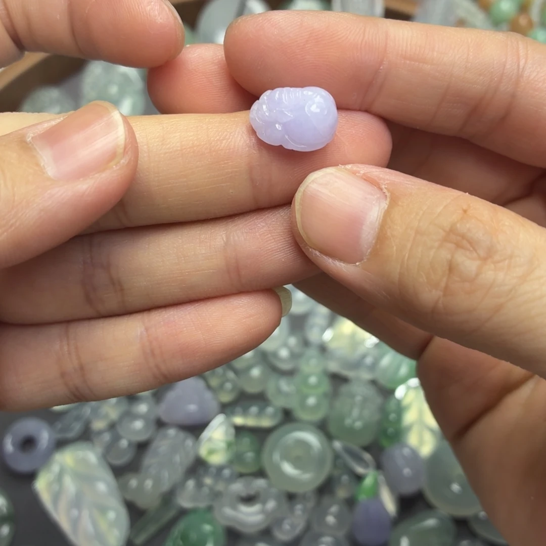 翡翠未镶嵌颈饰紫貔貅