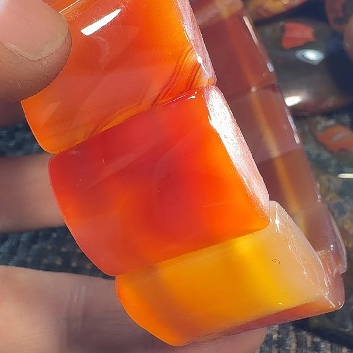 奎***姐玛瑙/玉髓未镶嵌颈饰