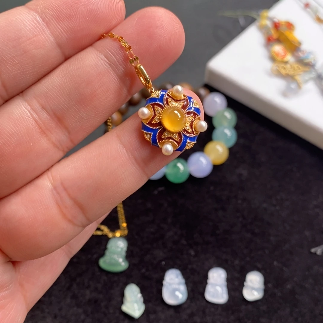 翡翠18K金镶嵌颈饰黄翡蛋面吊坠