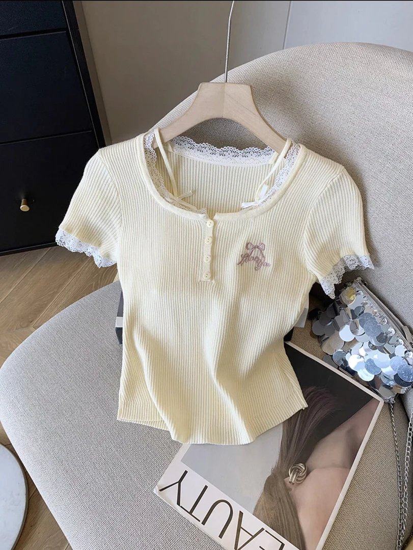 法式方领针织白色短袖T恤女夏季蕾丝拼接修身显瘦别致短款上衣