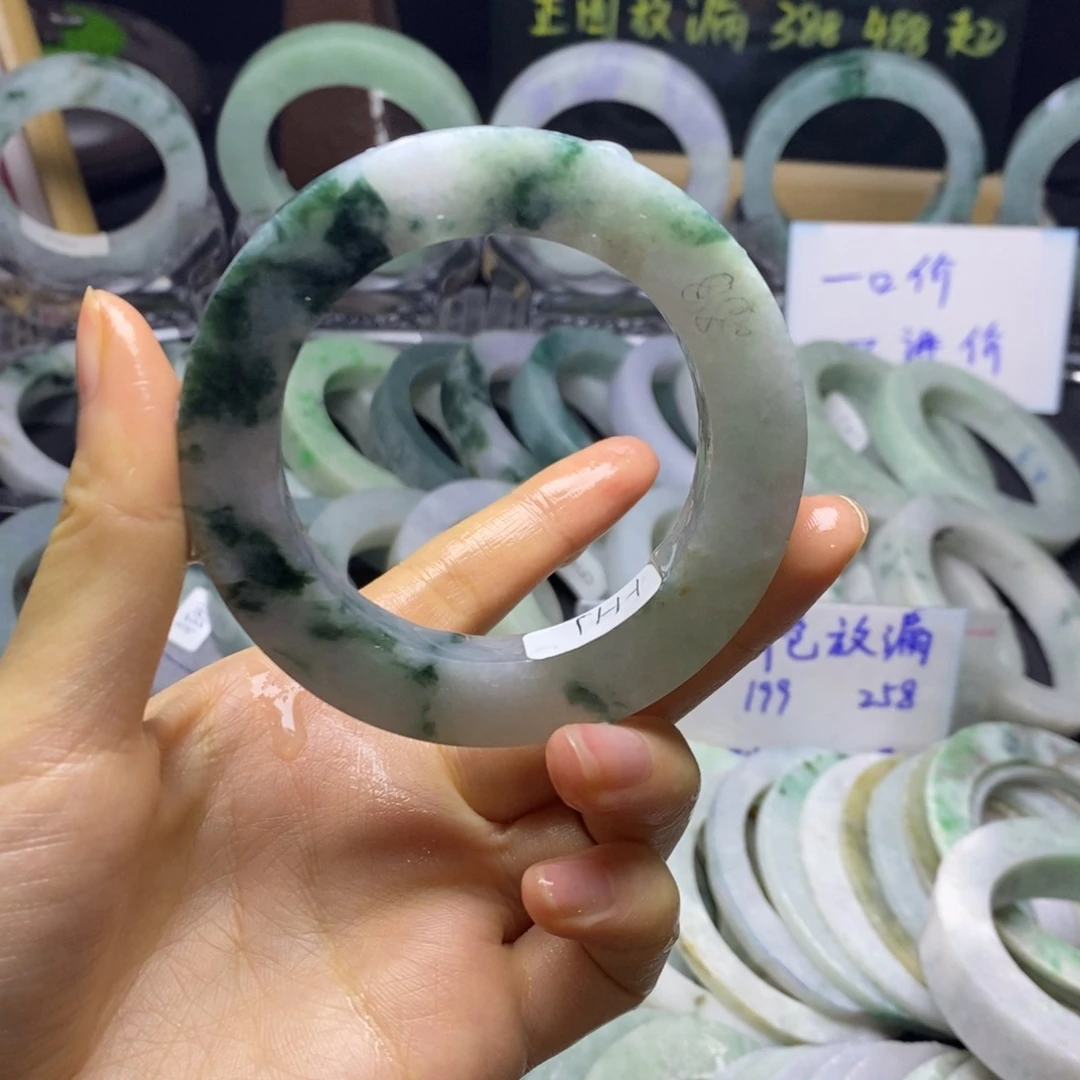 妞***r定制翡翠未镶嵌手镯