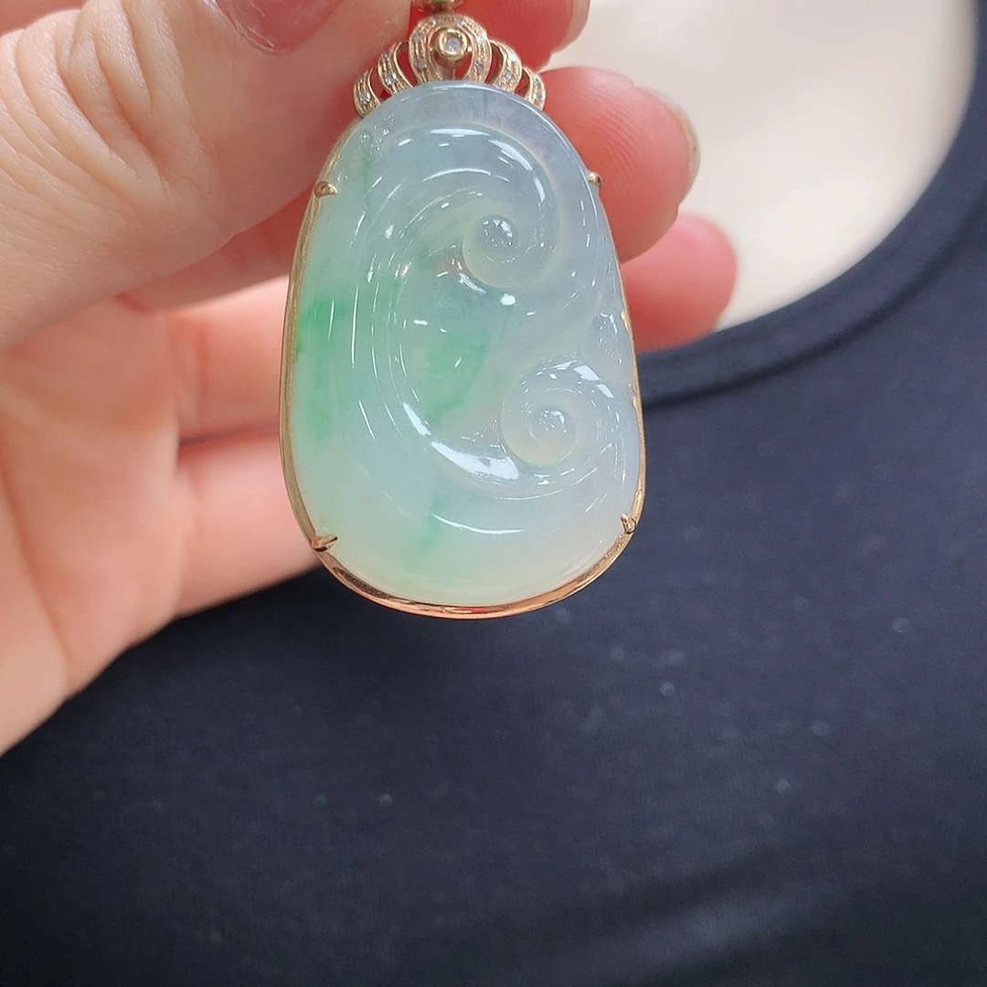 翡翠颈饰18K金镶嵌如意