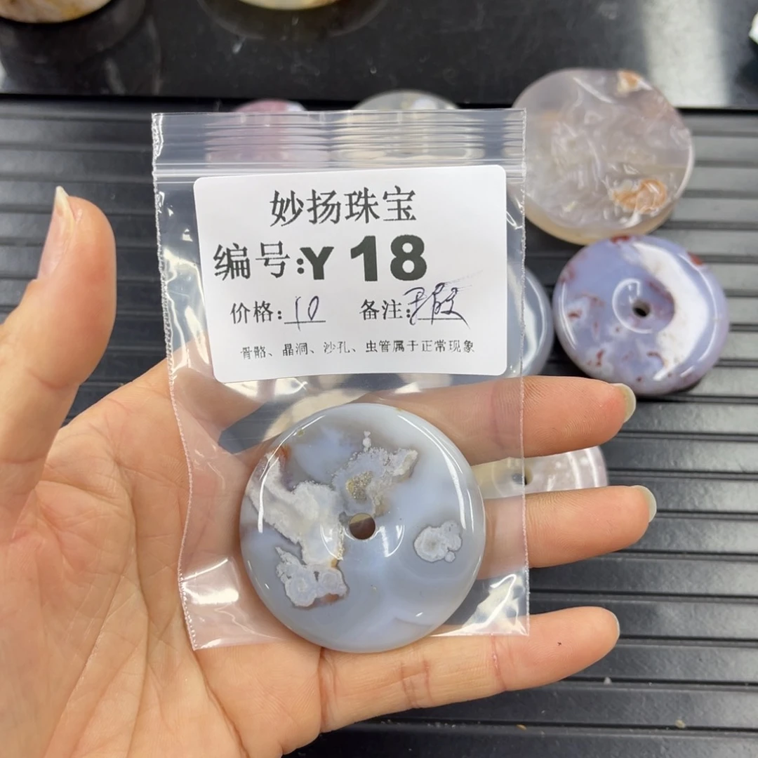 硅化珊瑚（珊瑚玉）瑕未镶嵌清**兔