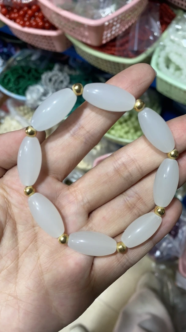 b 61 米珠脂白手串