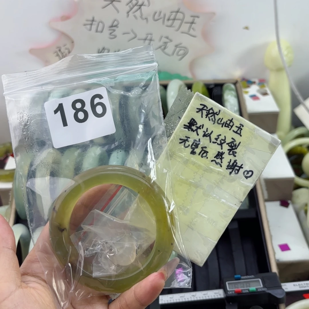蛇纹石玉未镶嵌手镯半**盒